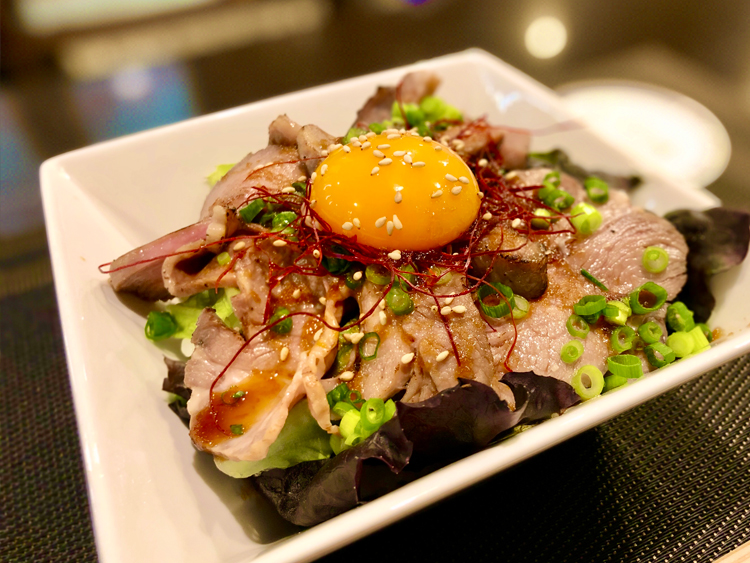 炙りローストラム丼