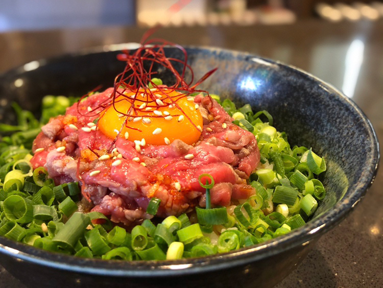 羊の炙りユッケ丼